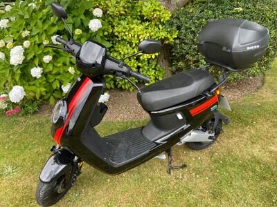 NIU MQI+ Sport Black/Red- Reg’d 04/07/2022 less than 250 miles, Top Box & Helmet NIU MQI+ Sport Black/Red- Reg’d 04/07/2022 less than 250 miles, Top Box & Helmet