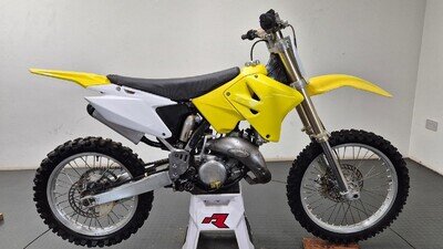 SUZUKI RM125 2002 2-STROKE ULTRA EVO MOTOCROSS BIKE*SOUNDS AWESOME*