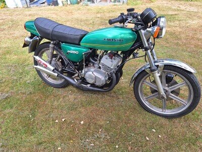 Kawasaki KH250 S1 triple 1979 two stroke S2 350 S3 400 H1 500 H2 750 U.K Bike