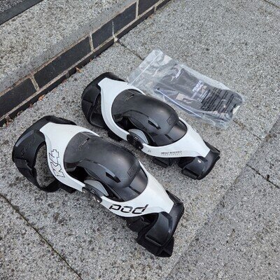 POD K4 2.0 KNEE BRACES WHITE PAIR MOTOCROSS MX ENDURO ADULT GUARDS M/L